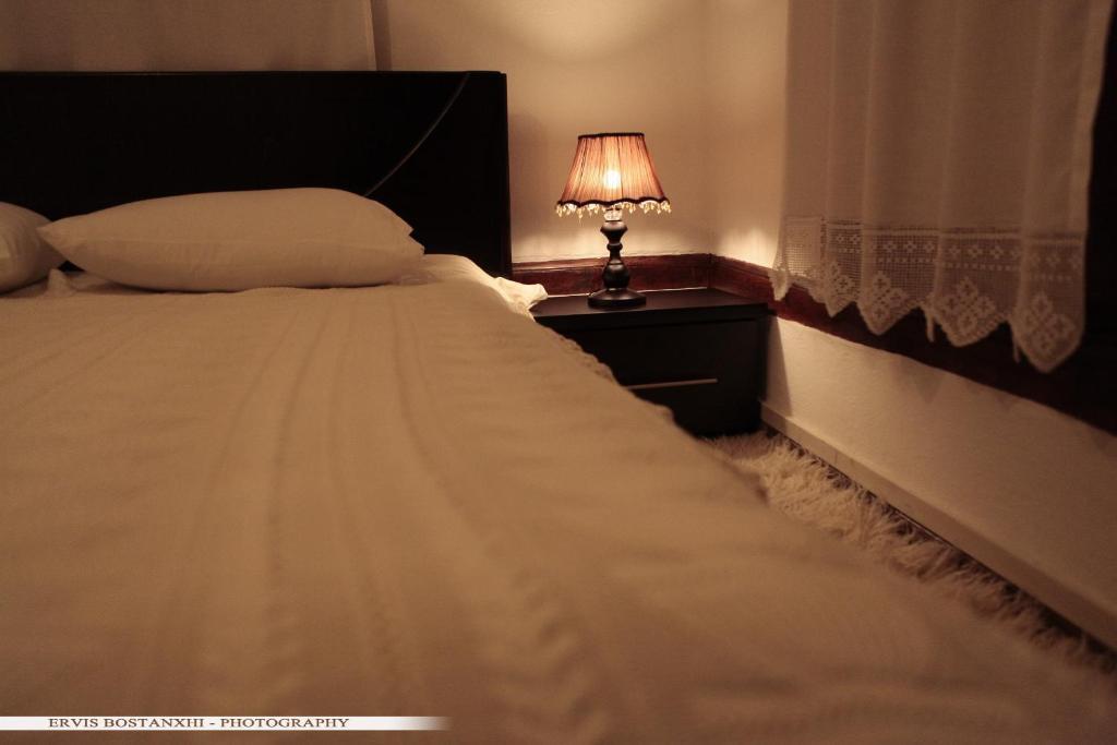 Guest House Bujtina Leon Korce Cameră foto